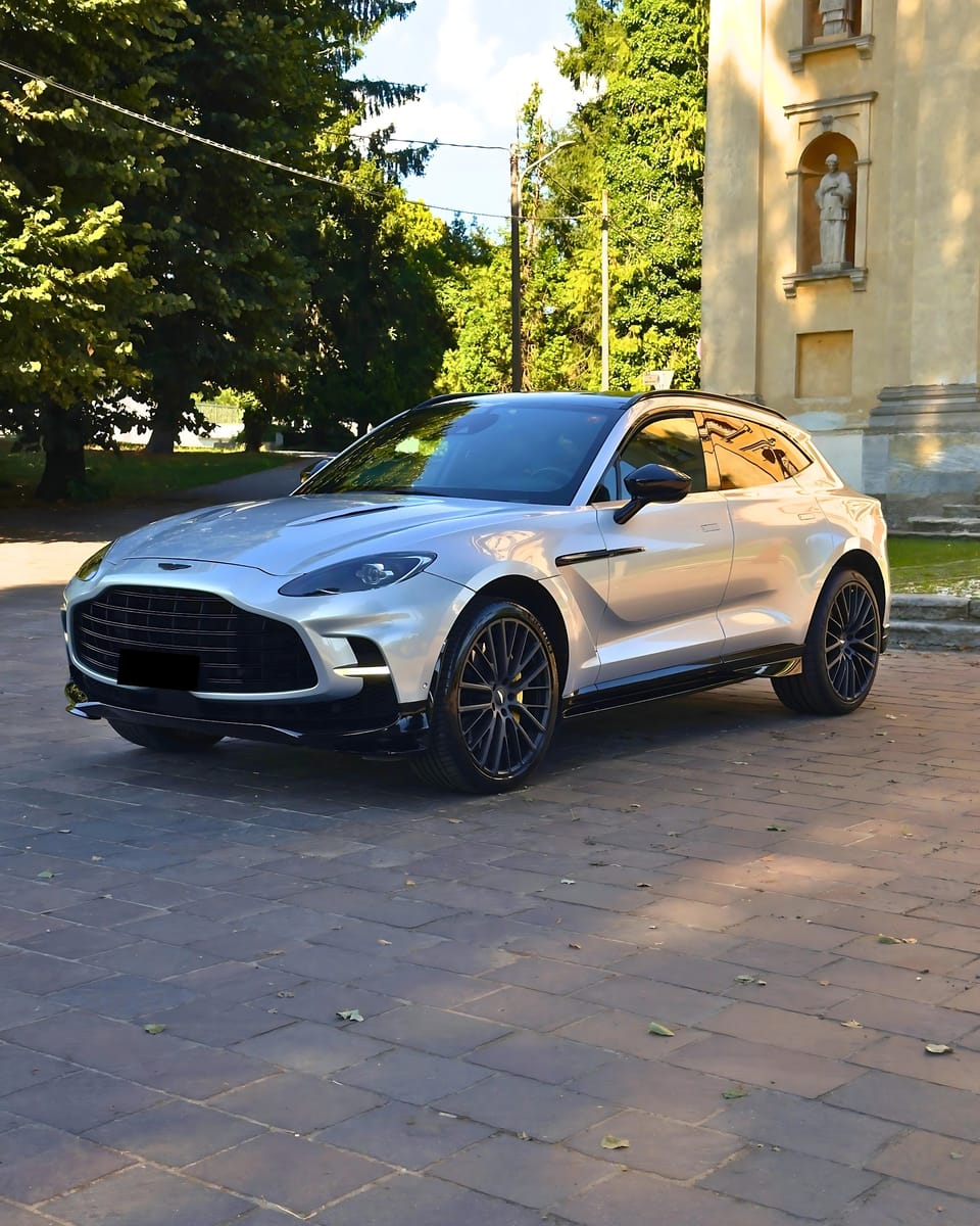 Noleggio Aston Martin DBX 707 a Milano — BLN Luxury Rent