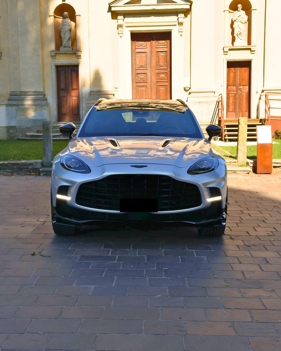 Noleggio Aston Martin DBX 707 a Milano — vista 1 di 3