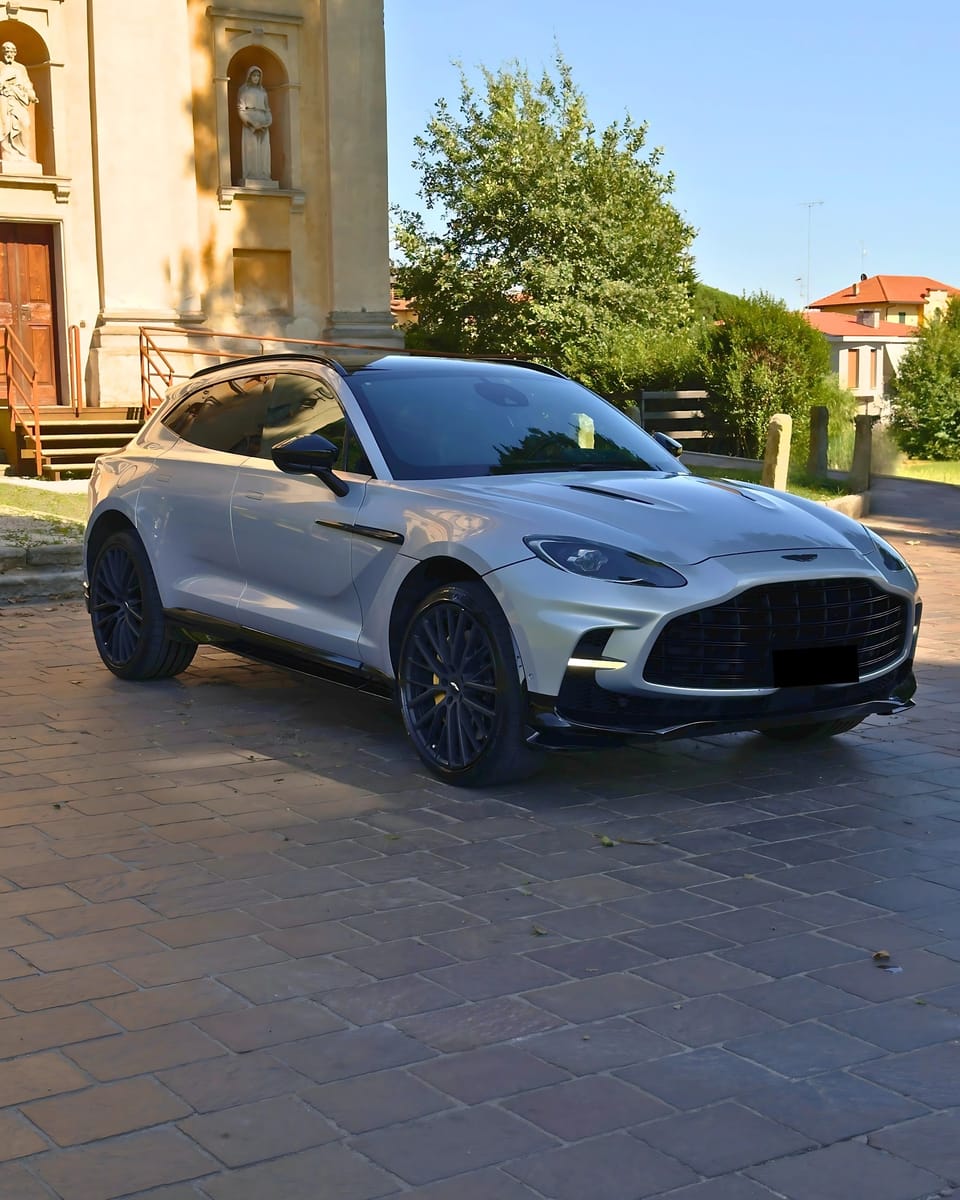 Noleggio Aston Martin DBX 707 a Milano — vista 2 di 3