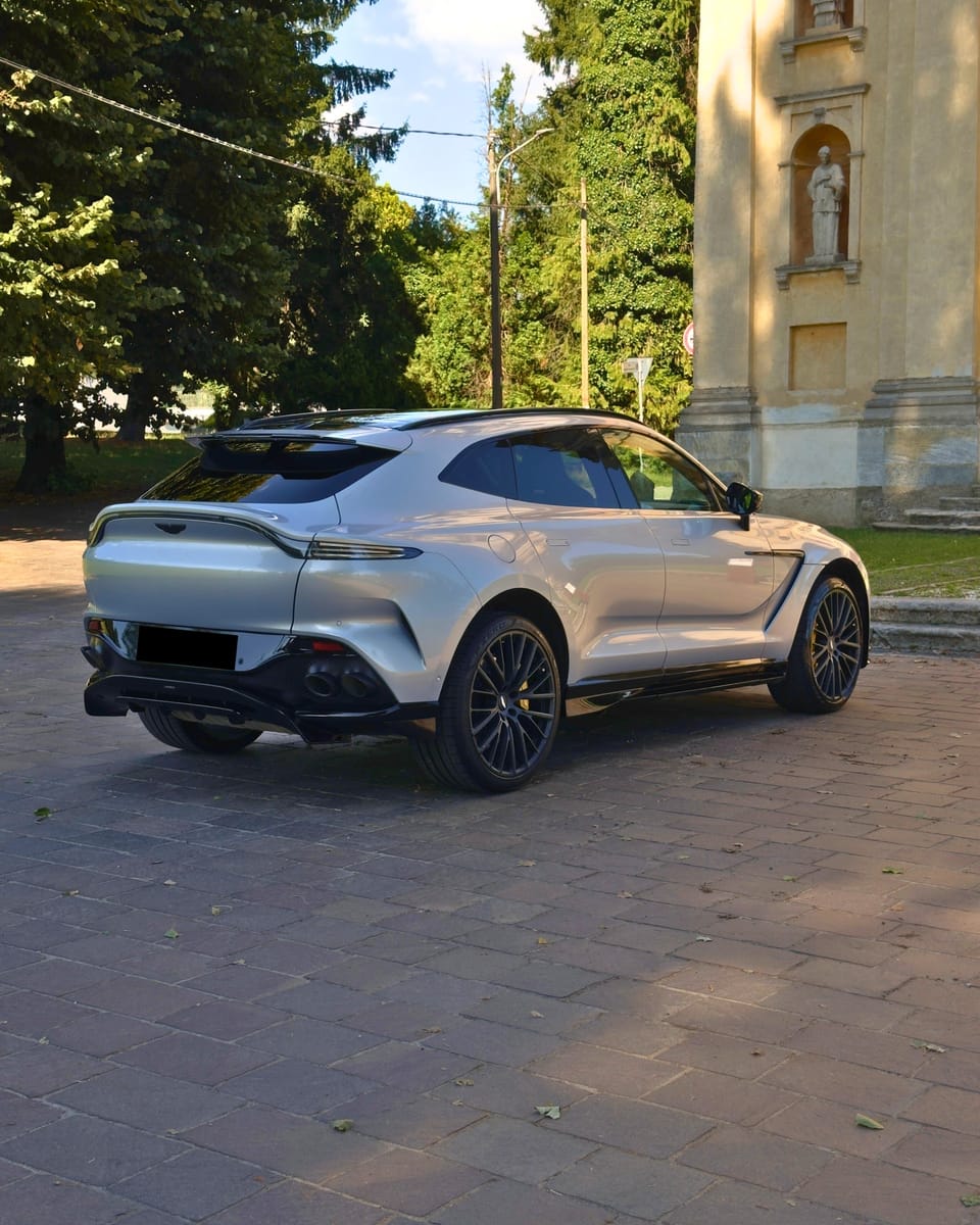 Noleggio Aston Martin DBX 707 a Milano — vista 3 di 3