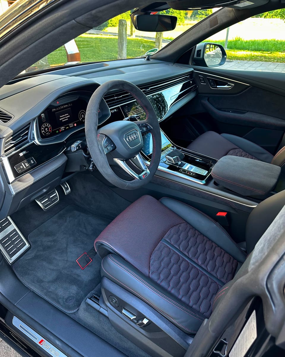 Noleggio Audi RS Q8 a Milano — vista 2 di 3