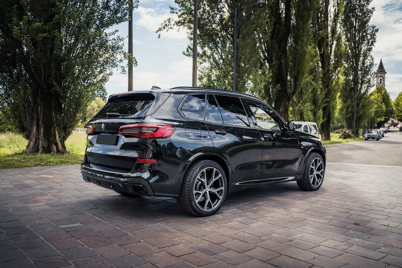 Noleggio BMW X5 M Sport a Milano — vista 2 di 3
