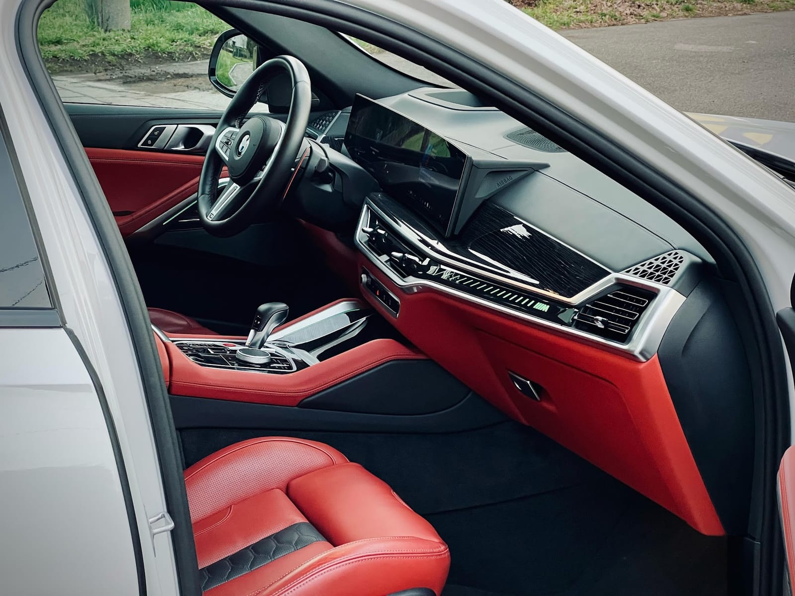 Noleggio BMW X6 M Competition a Milano — vista 2 di 2