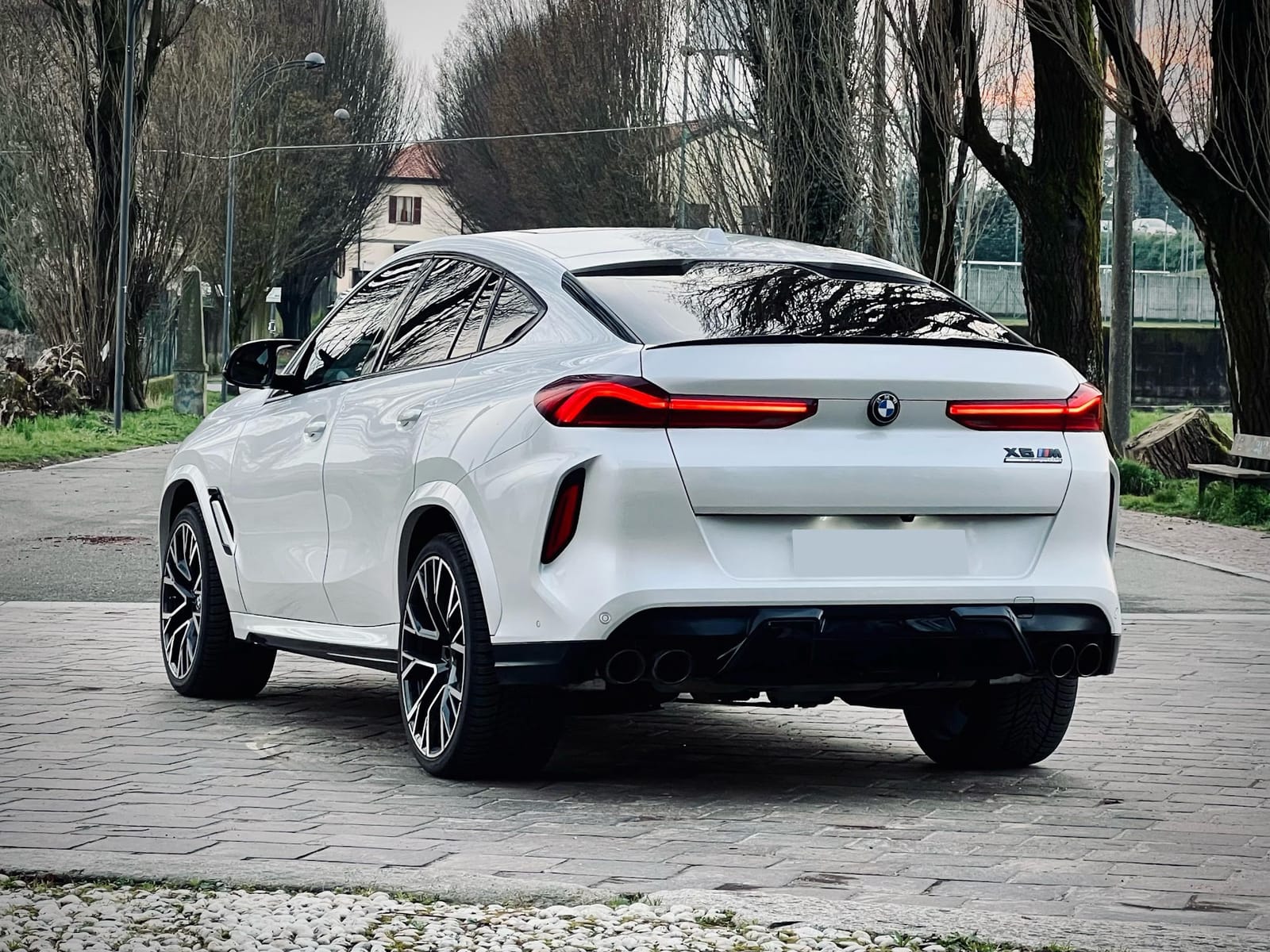 Noleggio BMW X6 M Competition a Milano — vista 1 di 2
