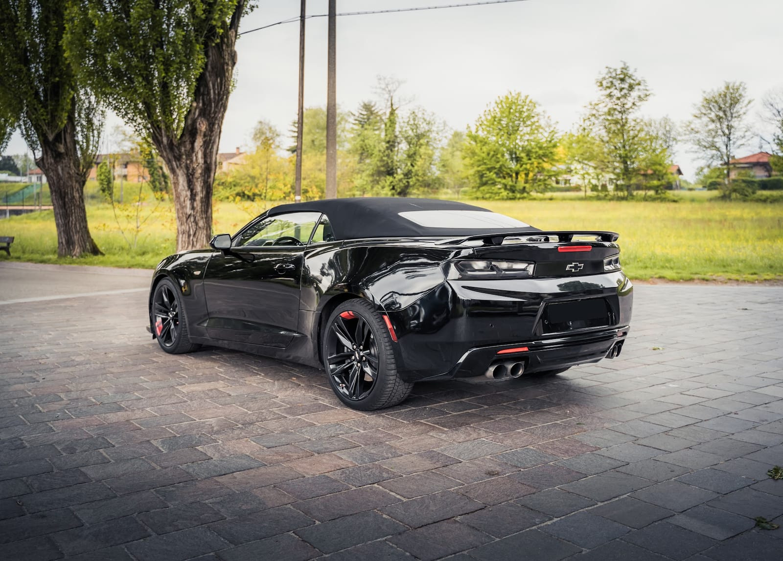 Noleggio Chevrolet Camaro Cabrio a Milano — vista 2 di 3