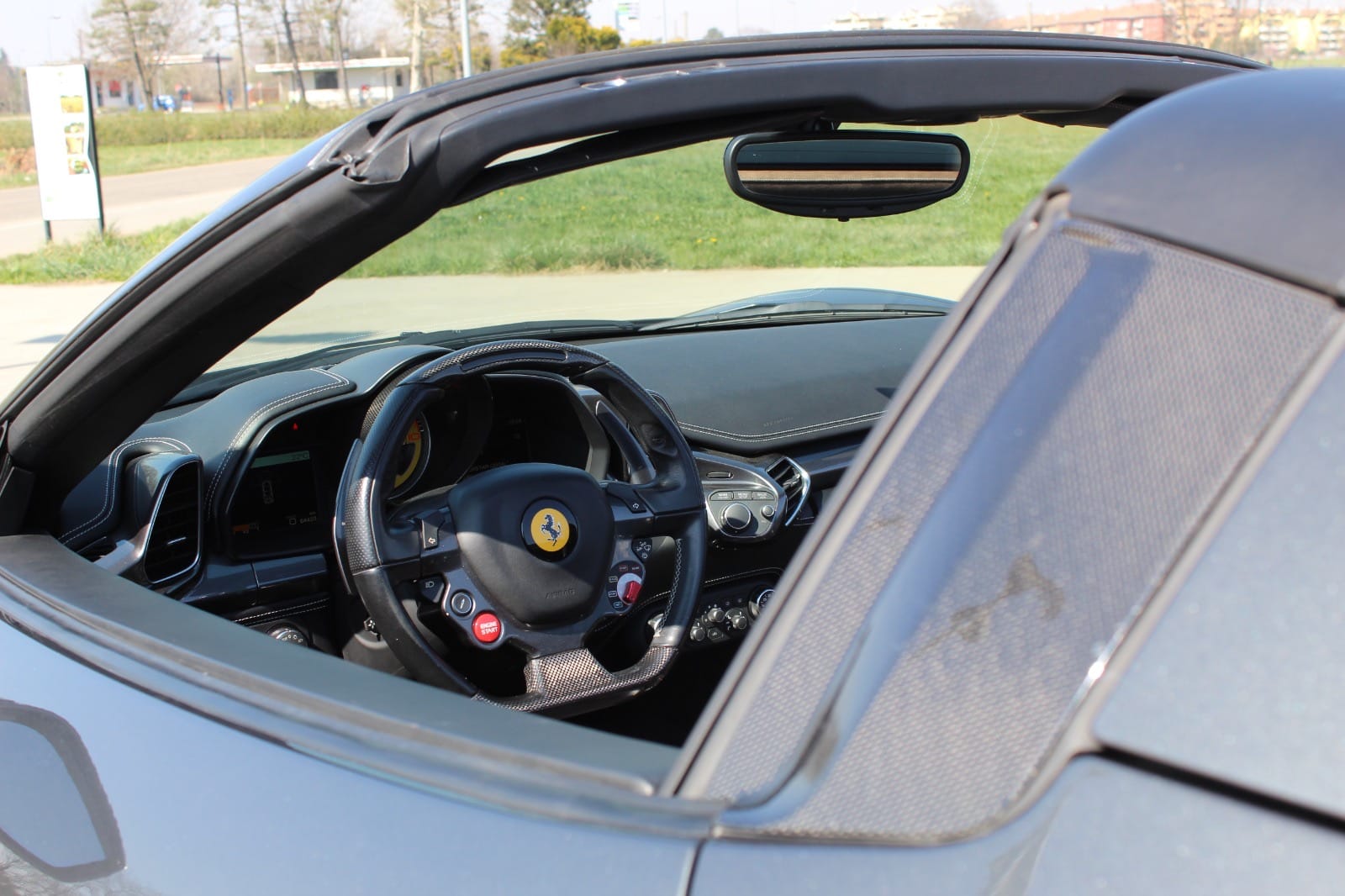 Noleggio Ferrari 458 Spider a Milano — vista 2 di 3