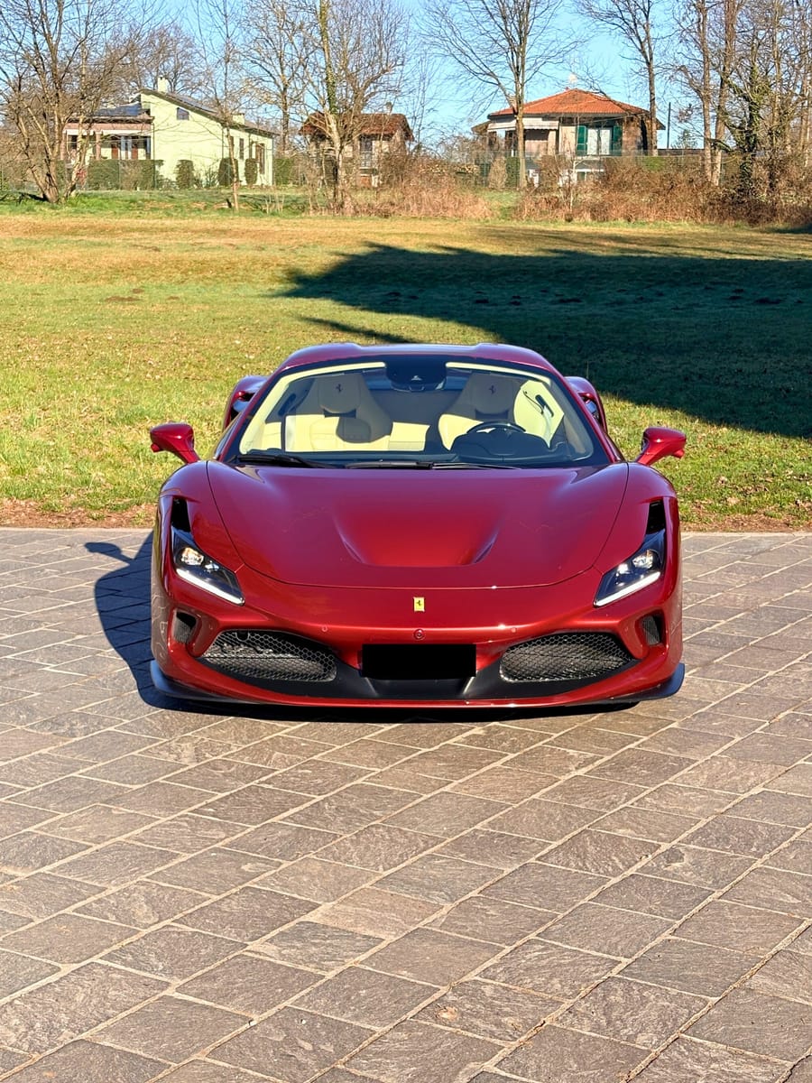 Noleggio Ferrari F8 Spider a Milano — vista 1 di 2