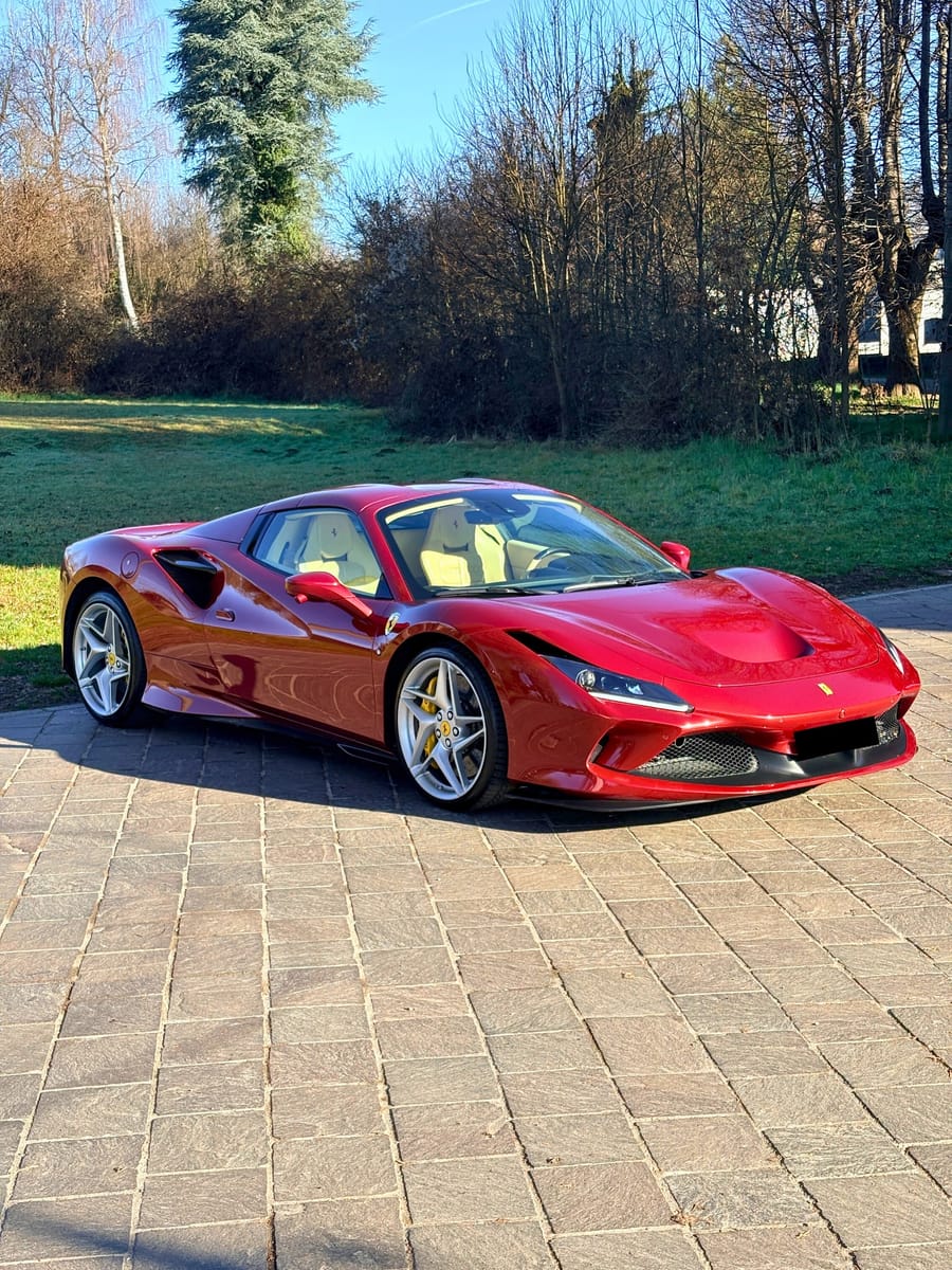 Noleggio Ferrari F8 Spider a Milano — vista 2 di 2