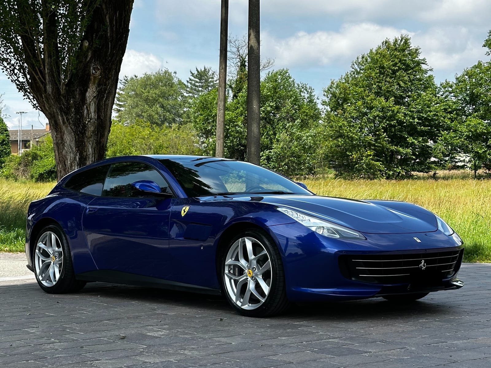 Noleggio Ferrari GTC4Lusso T a Milano — vista 1 di 3