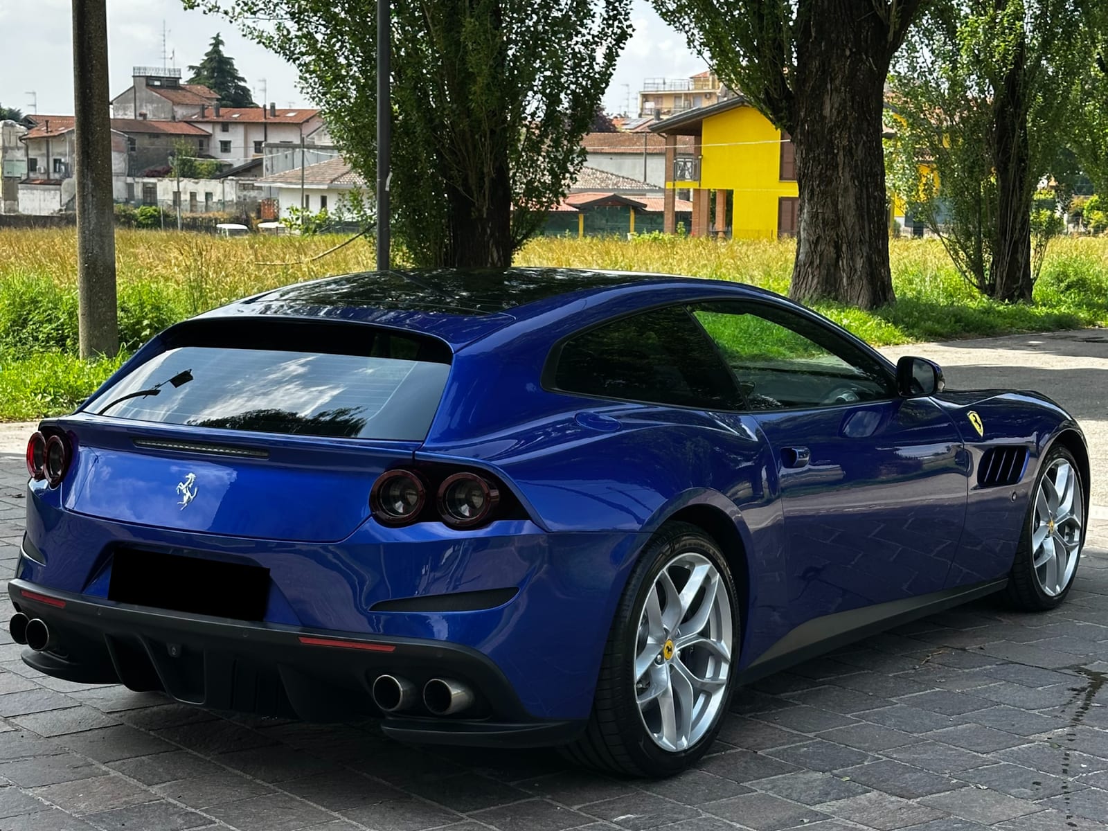 Noleggio Ferrari GTC4Lusso T a Milano — vista 2 di 3