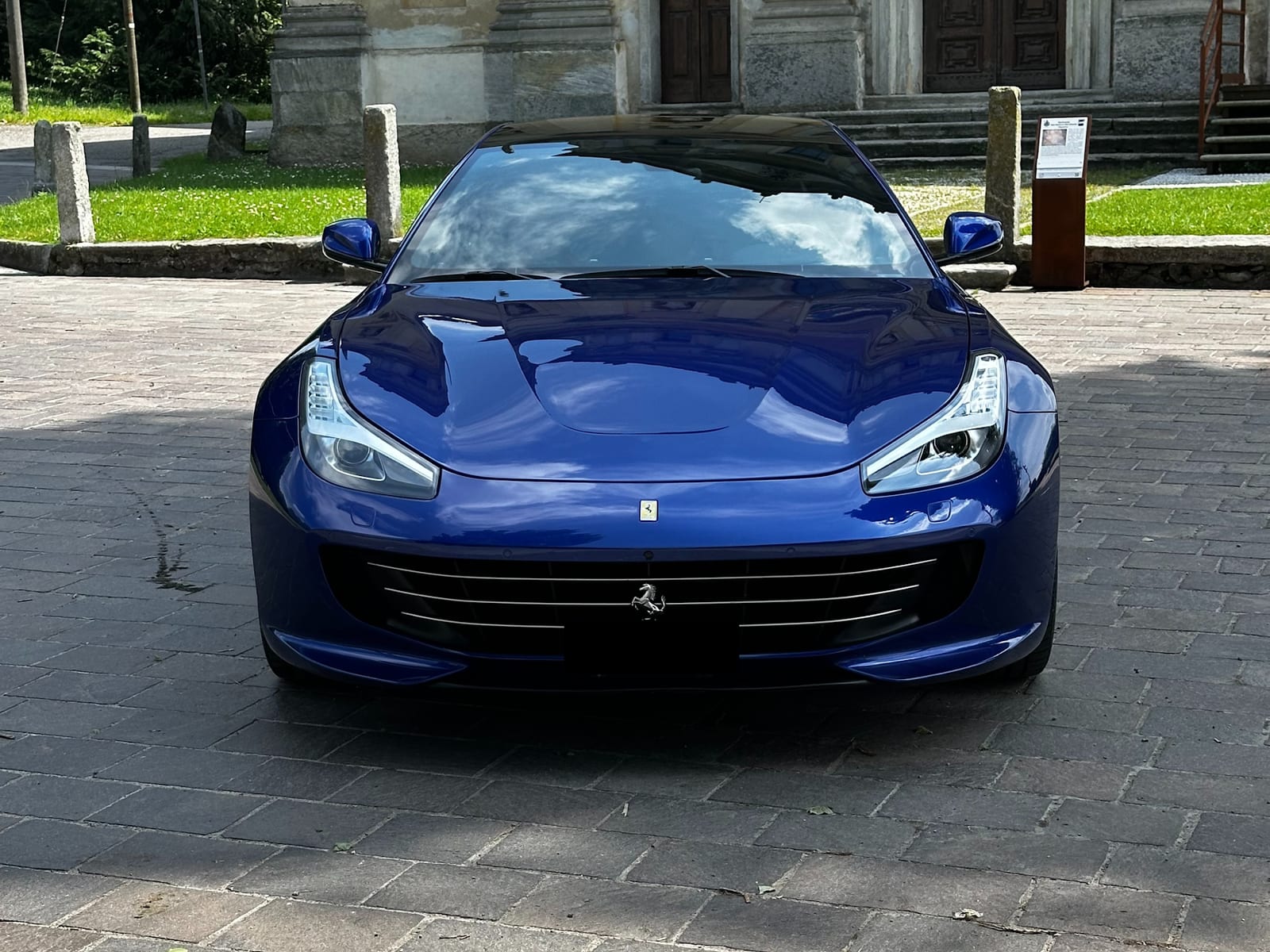 Noleggio Ferrari GTC4Lusso T a Milano — vista 3 di 3