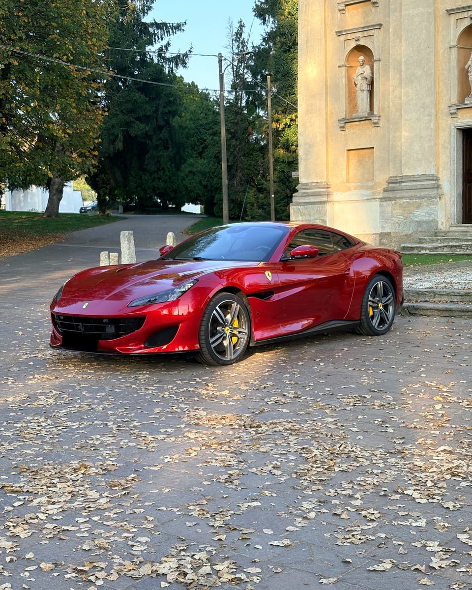 Noleggio Ferrari Portofino a Milano — vista 1 di 3