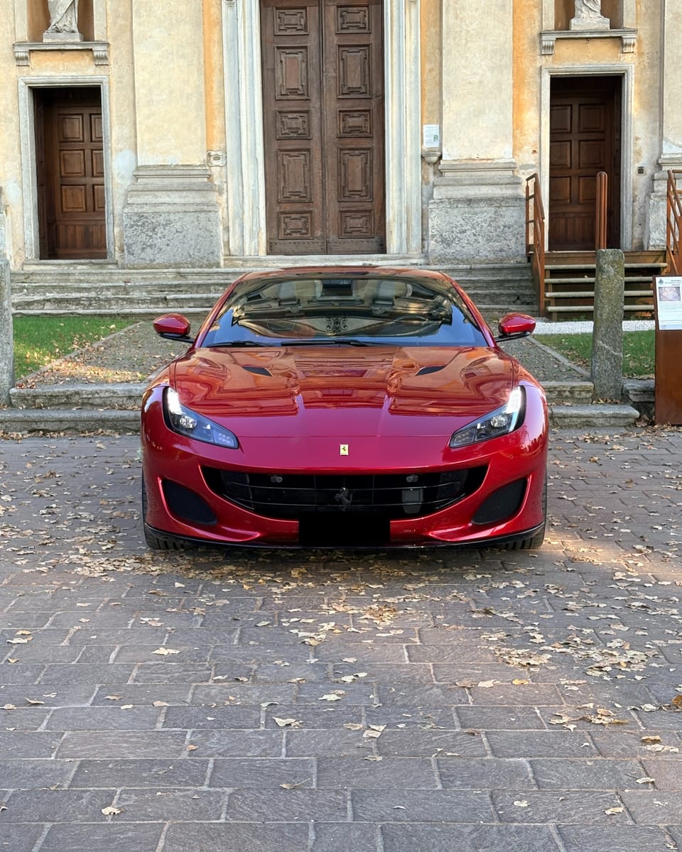 Noleggio Ferrari Portofino a Milano — vista 2 di 3