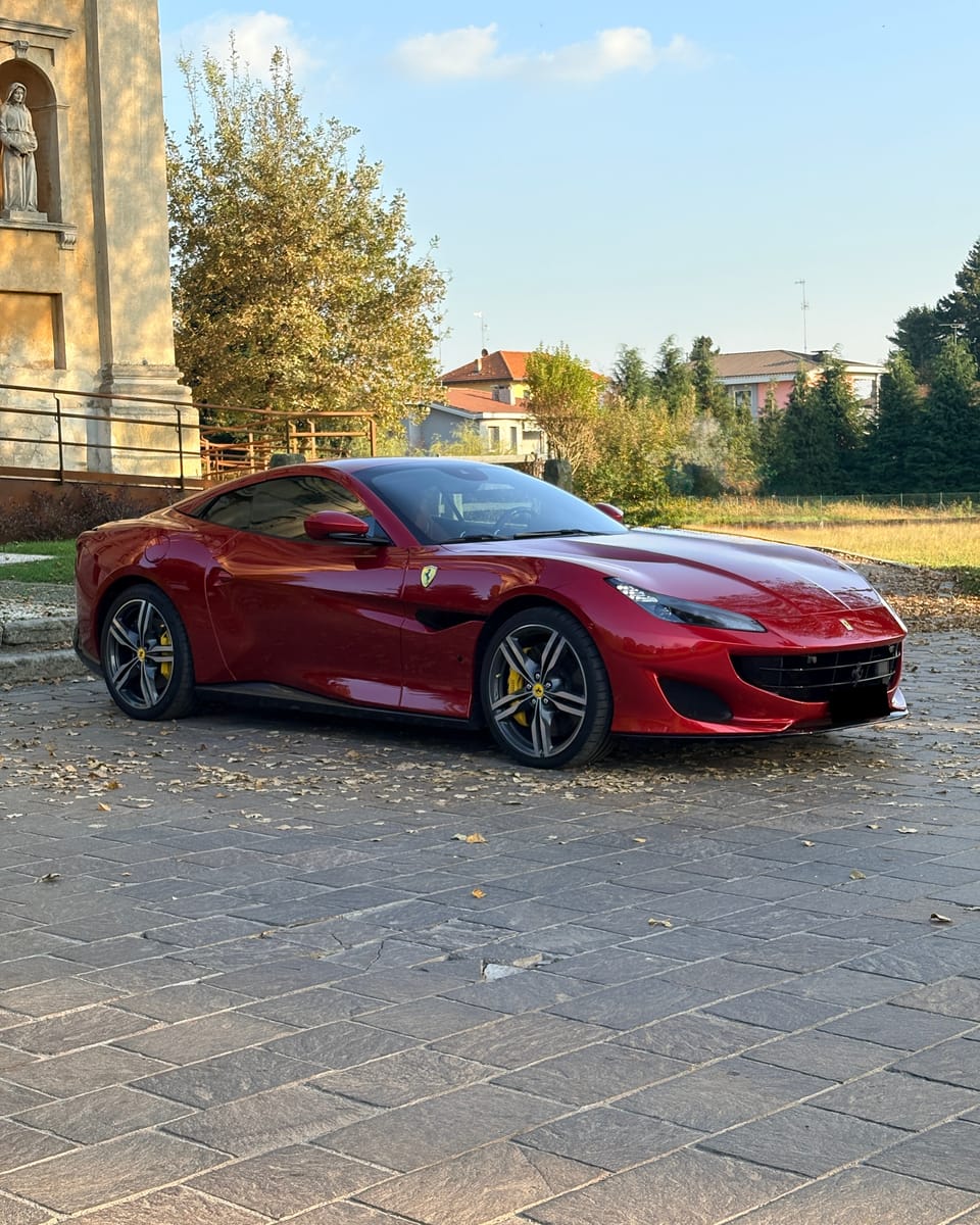 Noleggio Ferrari Portofino a Milano — vista 3 di 3