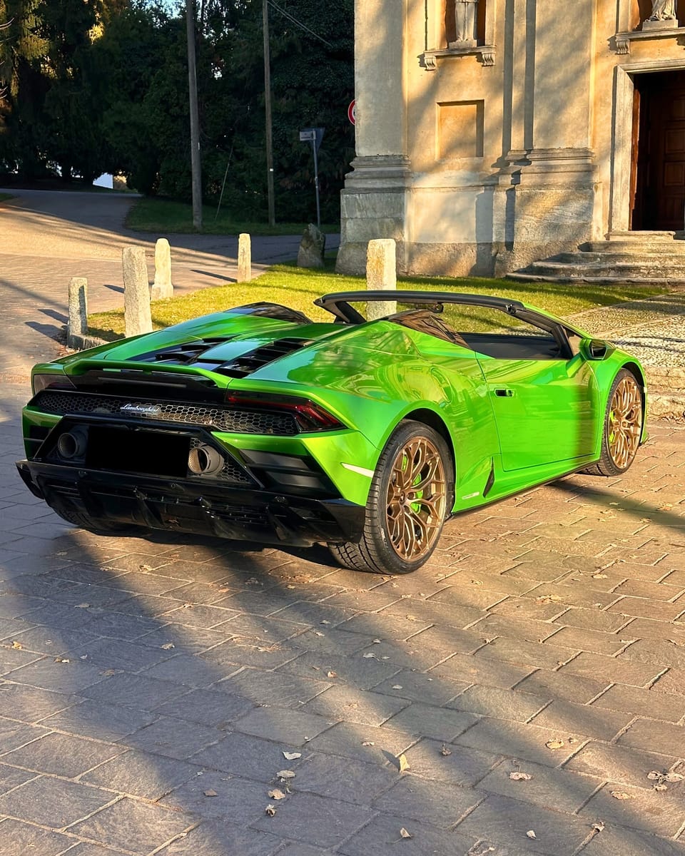 Noleggio Lamborghini Huracán EVO Spyder a Milano — vista 1 di 3