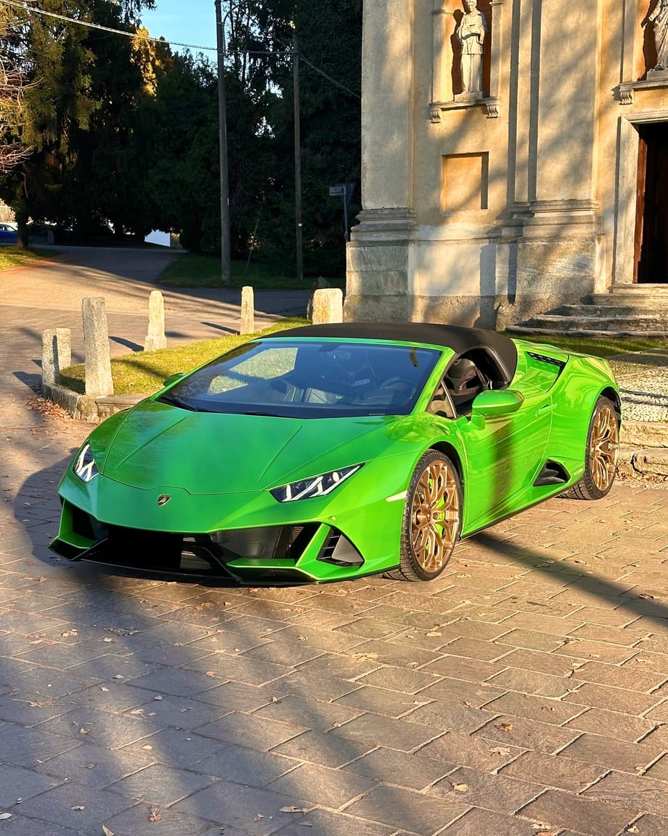 Noleggio Lamborghini Huracán EVO Spyder a Milano — vista 2 di 3