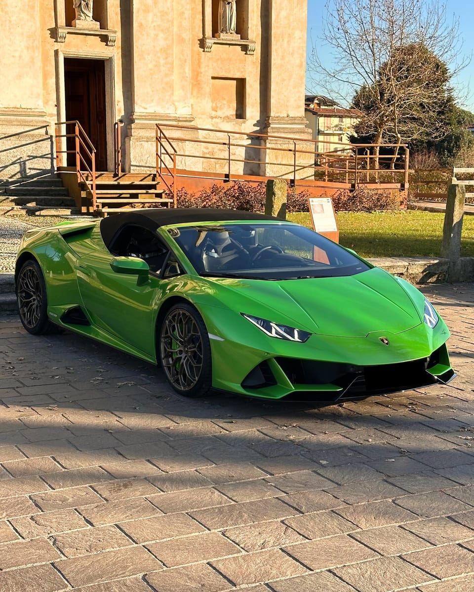 Noleggio Lamborghini Huracán EVO Spyder a Milano — vista 3 di 3