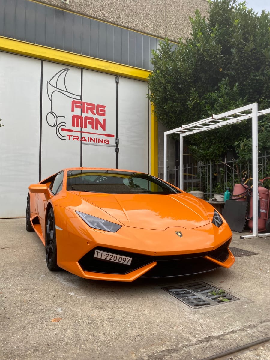 Noleggio Lamborghini Huracán Arancione a Milano — vista 1 di 2