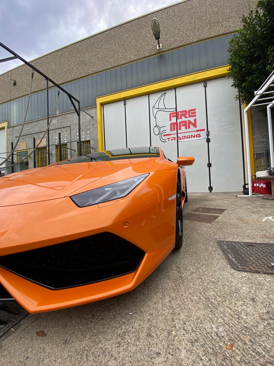 Noleggio Lamborghini Huracán Arancione a Milano — vista 2 di 2