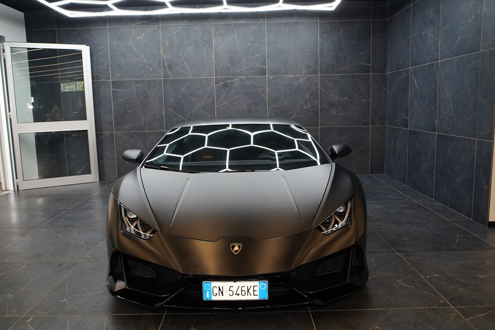 Noleggio Lamborghini Huracán EVO Nera a Milano — BLN Luxury Rent