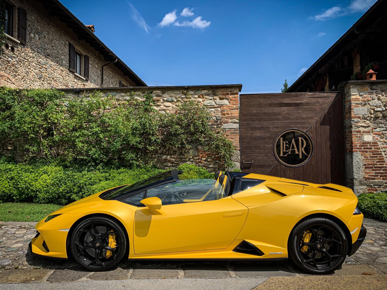 Noleggio Lamborghini Huracán EVO Spyder Gialla a Milano — BLN Luxury Rent