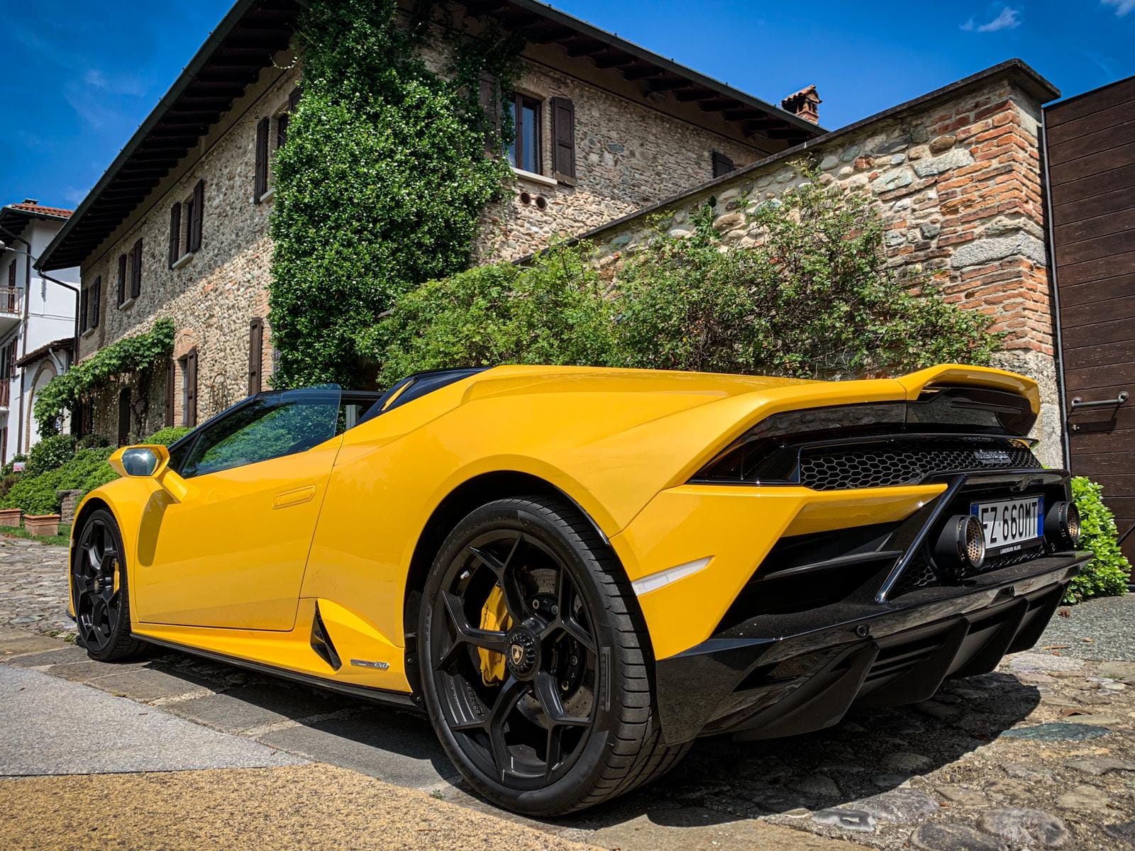 Noleggio Lamborghini Huracán EVO Spyder Gialla a Milano — vista 1 di 2