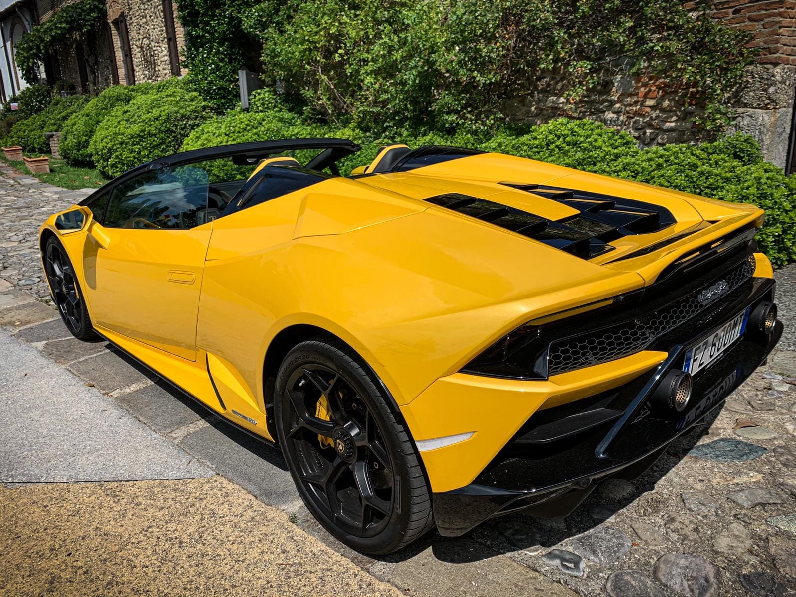 Noleggio Lamborghini Huracán EVO Spyder Gialla a Milano — vista 2 di 2