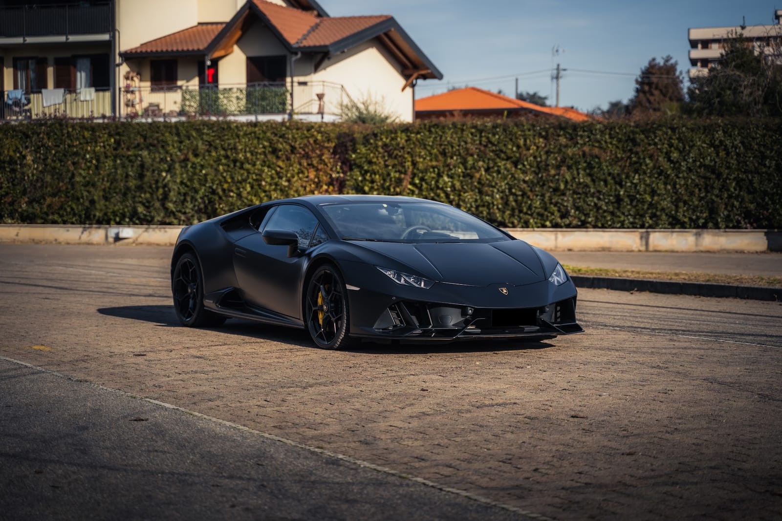 Noleggio Lamborghini Huracán Nero Opaco a Milano — vista 1 di 2