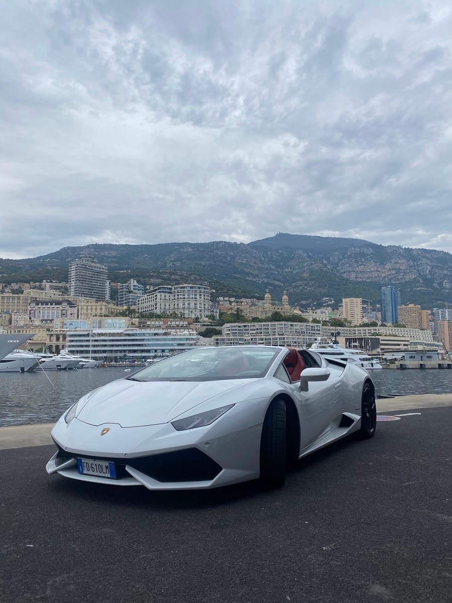 Noleggio Lamborghini Huracán Spyder Bianca a Milano — vista 1 di 2