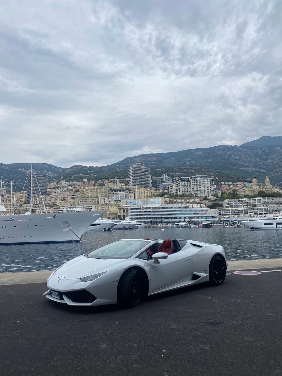 Noleggio Lamborghini Huracán Spyder Bianca a Milano — vista 2 di 2