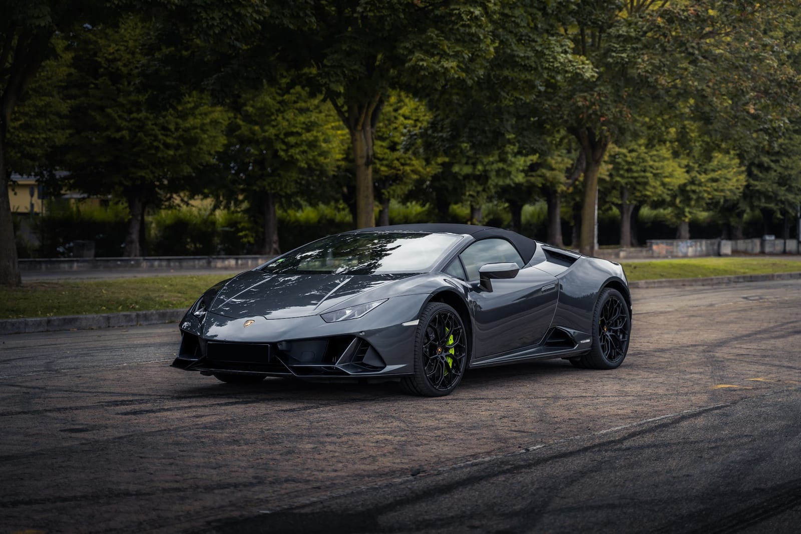 Noleggio Lamborghini Huracán Spyder Grigia a Milano — vista 1 di 2