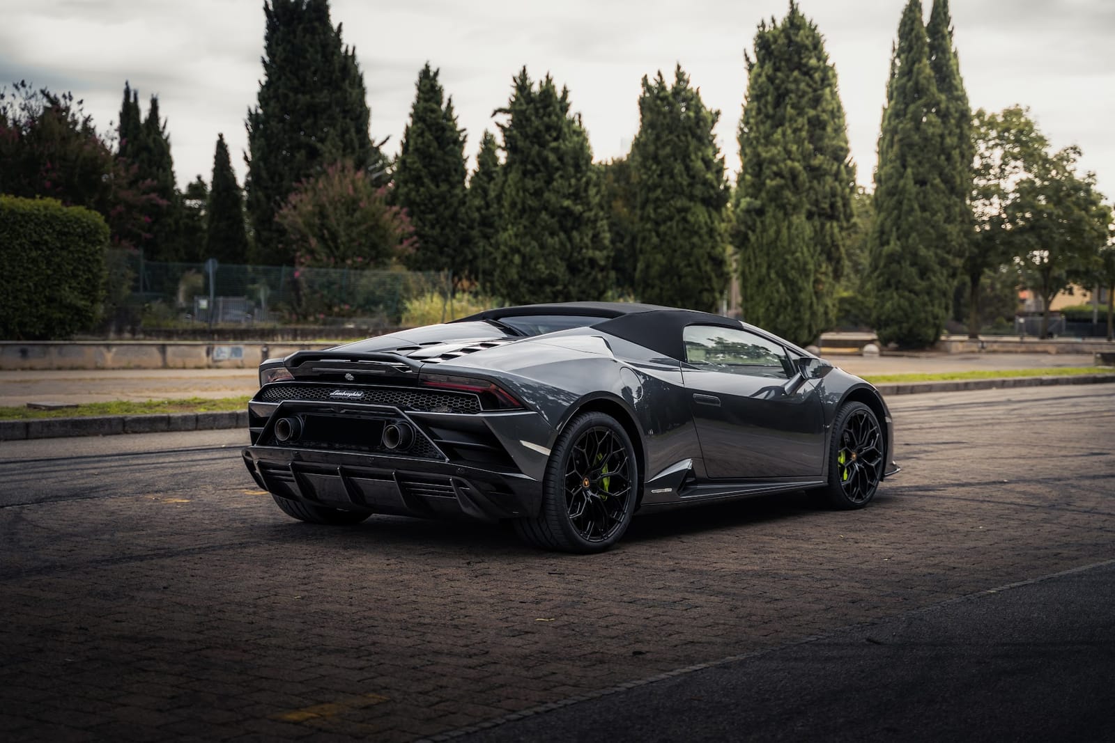 Noleggio Lamborghini Huracán Spyder Grigia a Milano — vista 2 di 2