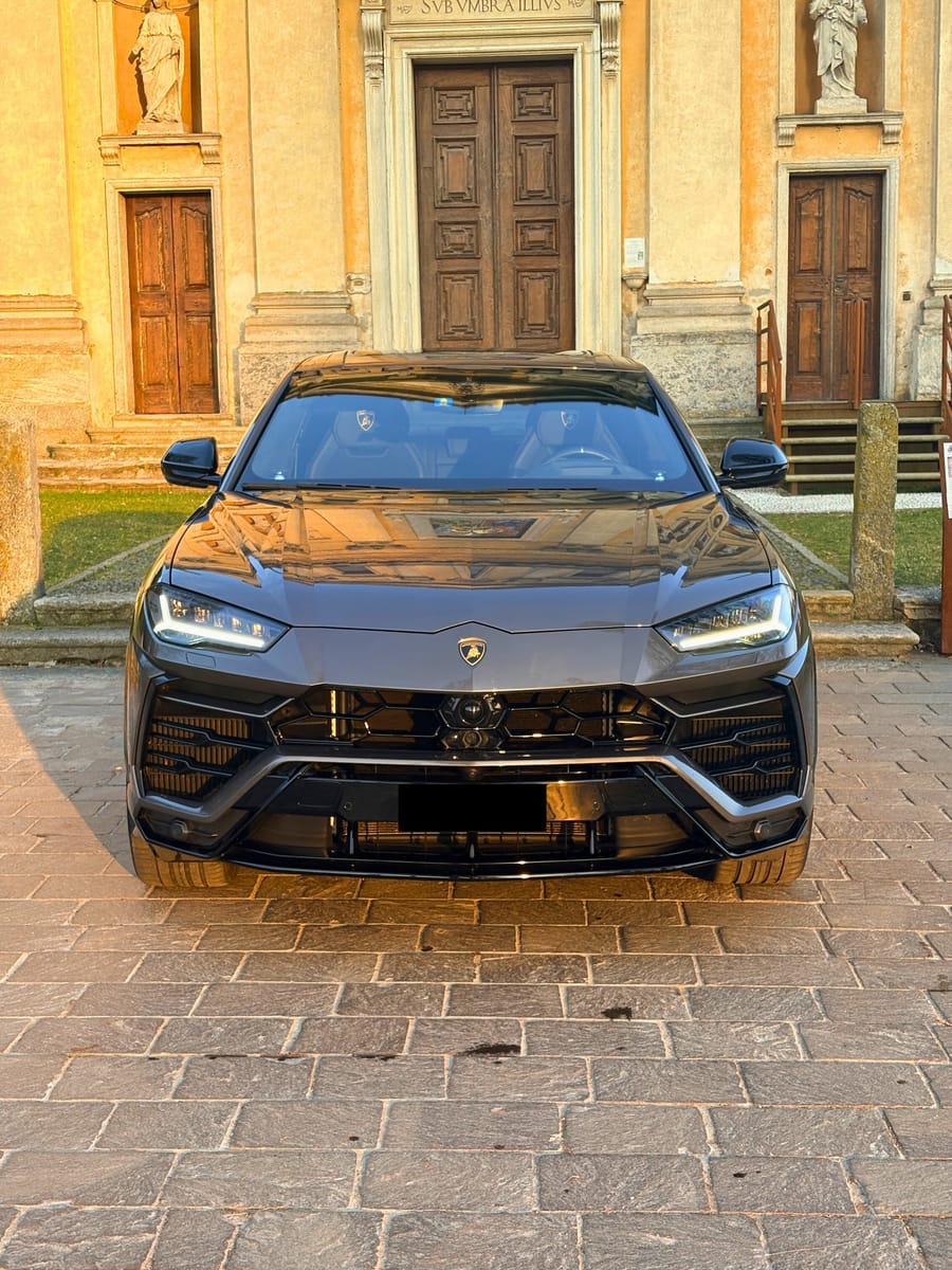 Noleggio Lamborghini Urus a Milano — vista 1 di 3