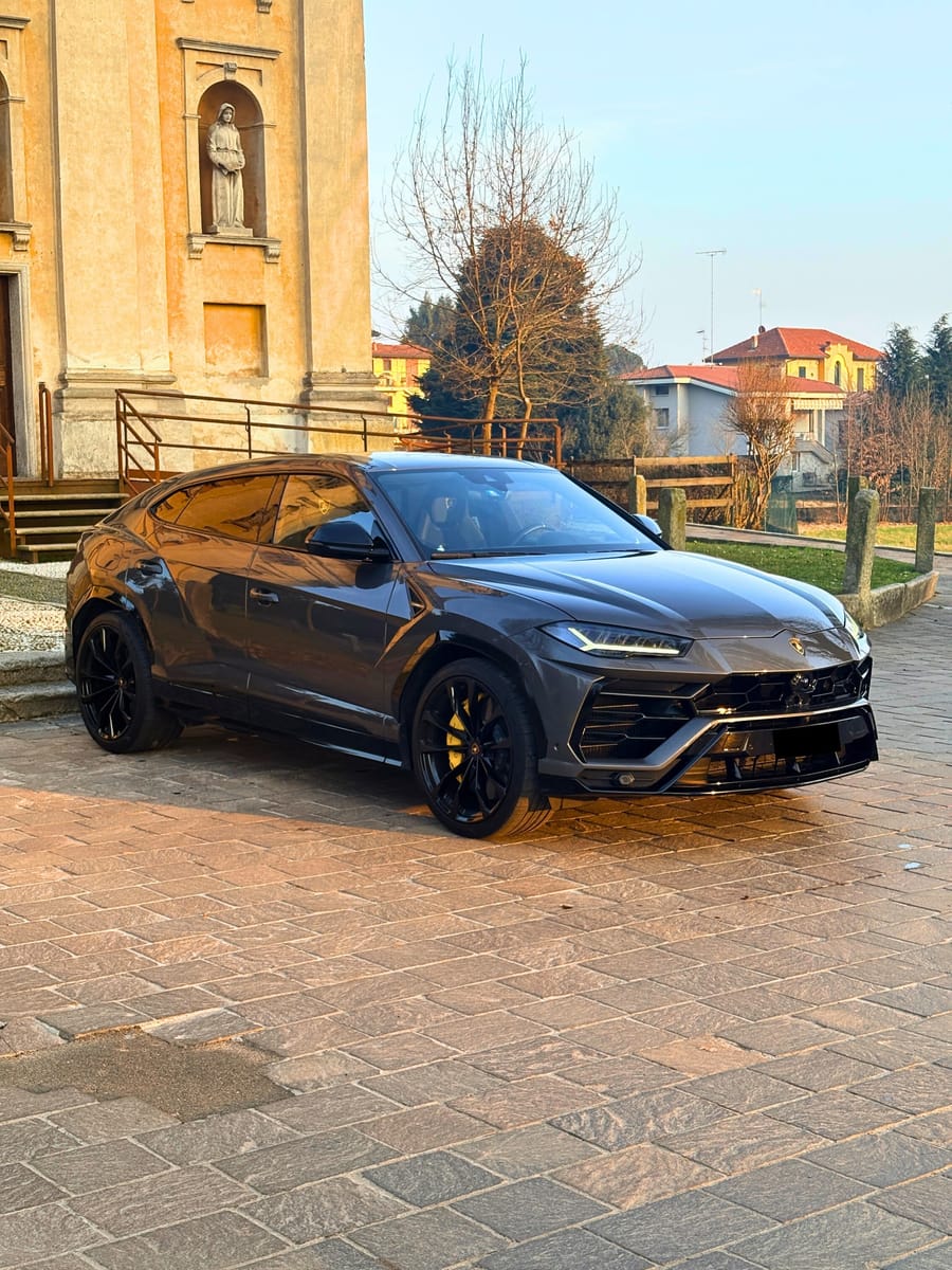Noleggio Lamborghini Urus a Milano — vista 2 di 3