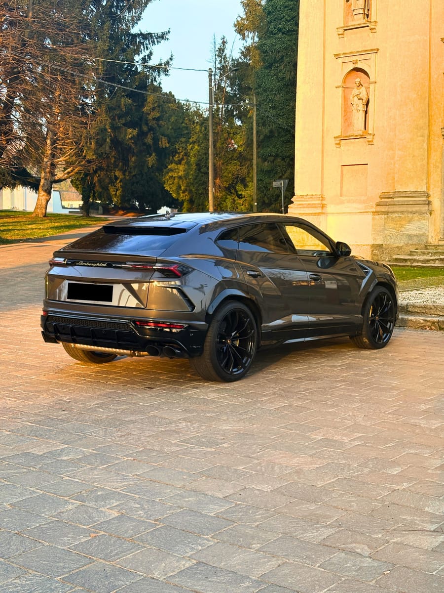 Noleggio Lamborghini Urus a Milano — vista 3 di 3