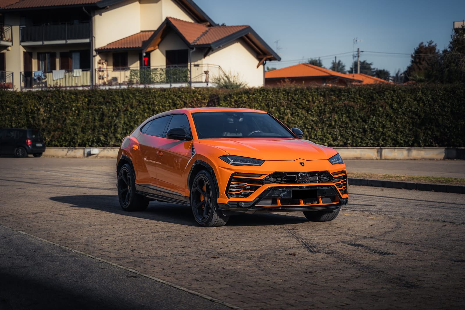 Noleggio Lamborghini Urus Arancione a Milano — vista 1 di 2