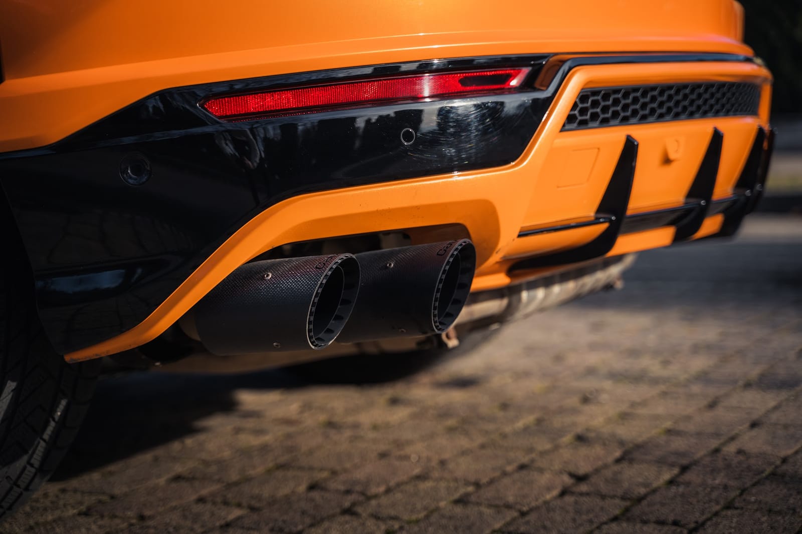 Noleggio Lamborghini Urus Arancione a Milano — vista 2 di 2