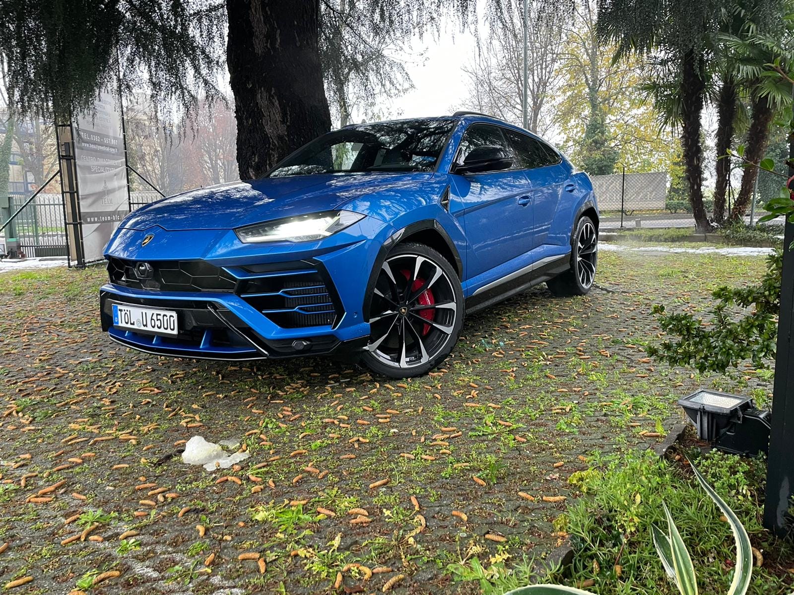 Noleggio Lamborghini Urus Blu a Milano — BLN Luxury Rent