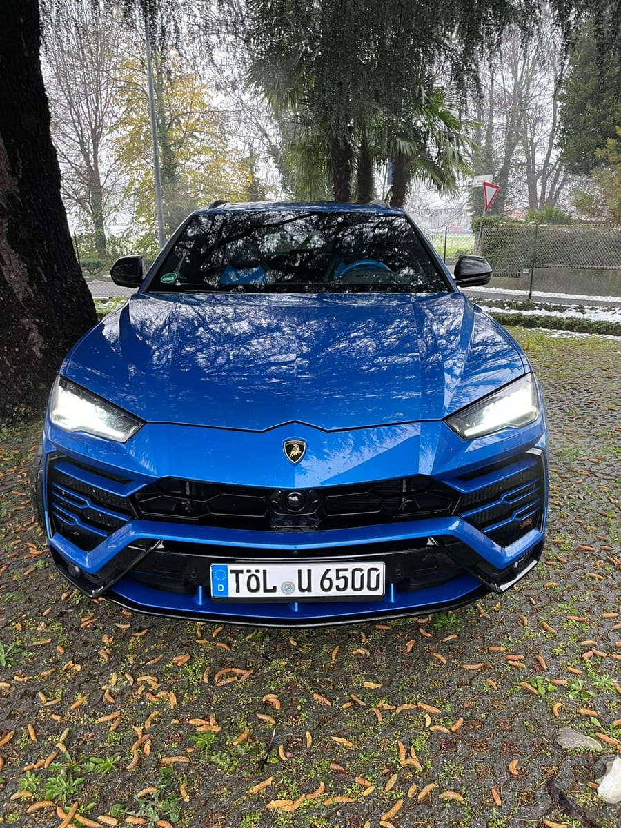 Noleggio Lamborghini Urus Blu a Milano — vista 1 di 2