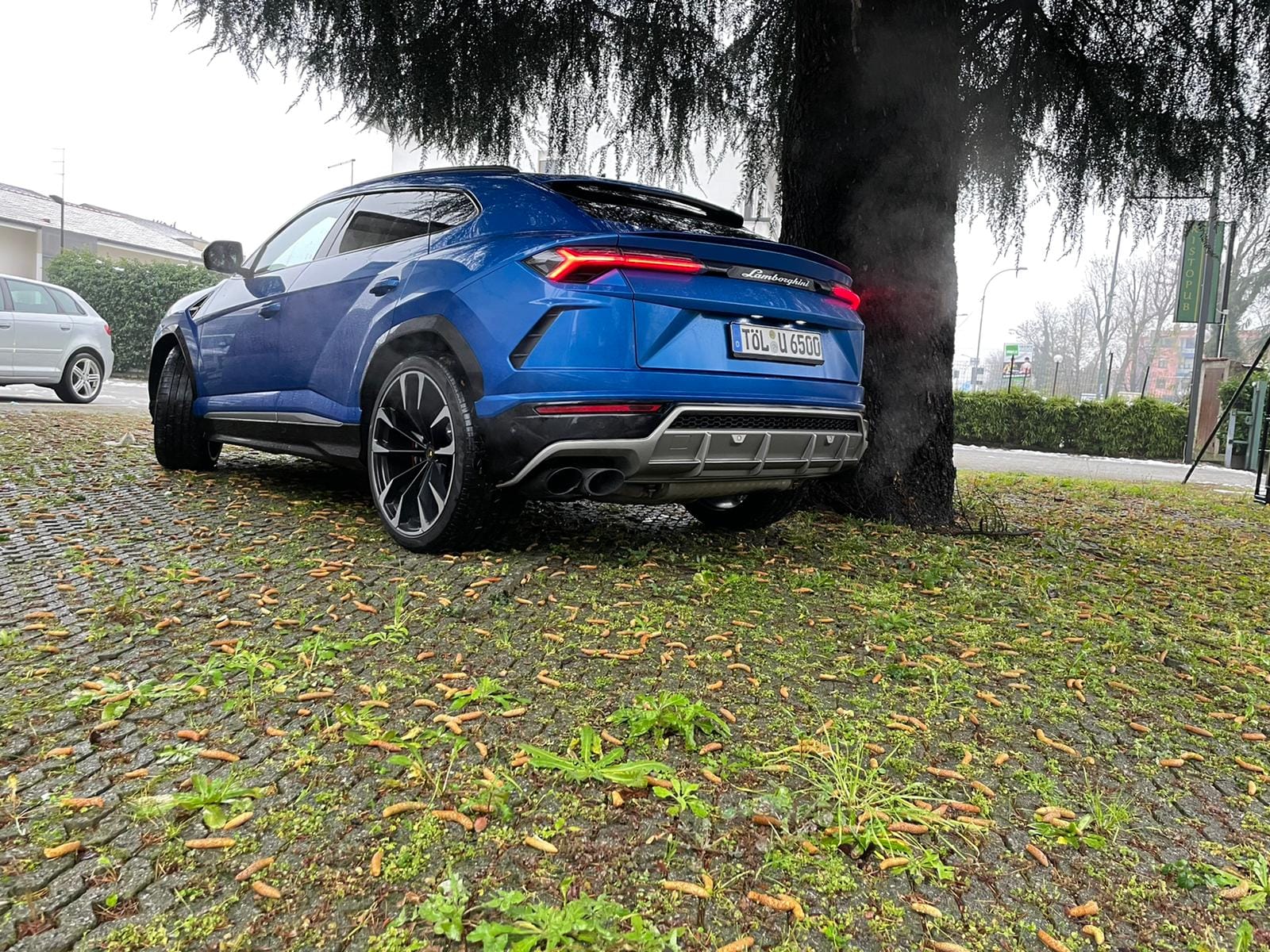 Noleggio Lamborghini Urus Blu a Milano — vista 2 di 2
