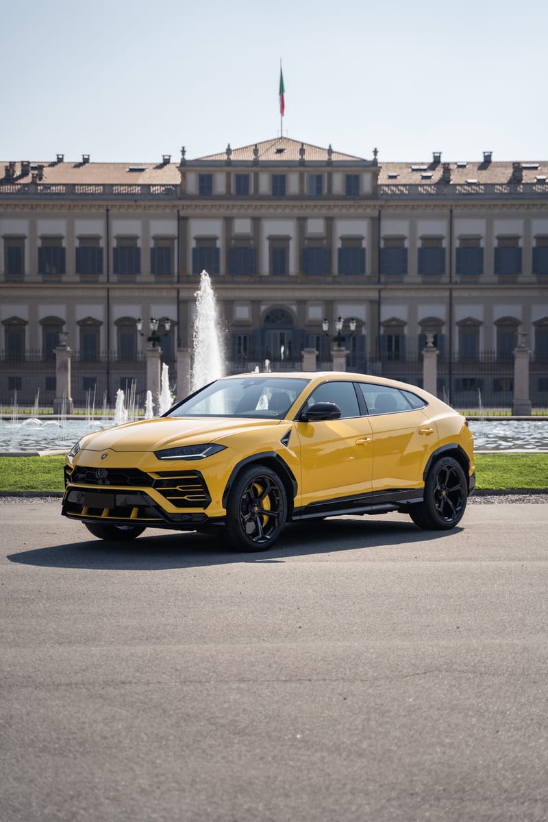 Noleggio Lamborghini Urus Gialla a Milano — vista 1 di 2