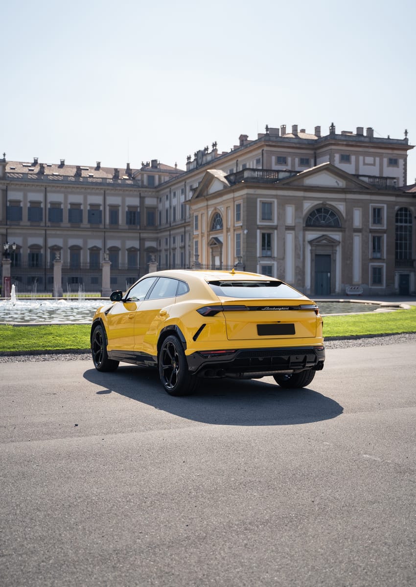 Noleggio Lamborghini Urus Gialla a Milano — vista 2 di 2