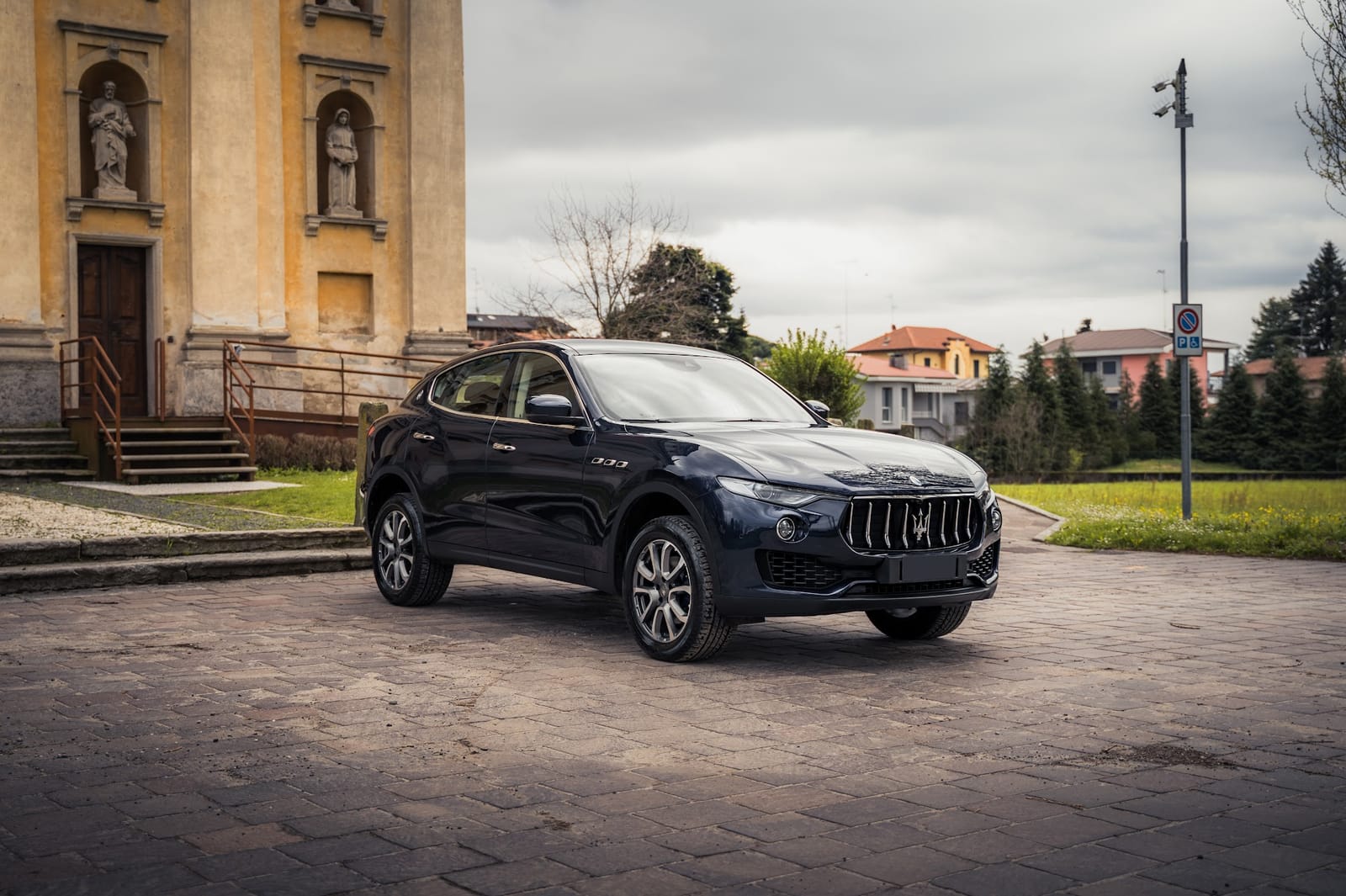 Noleggio Maserati Levante a Milano — vista 2 di 2