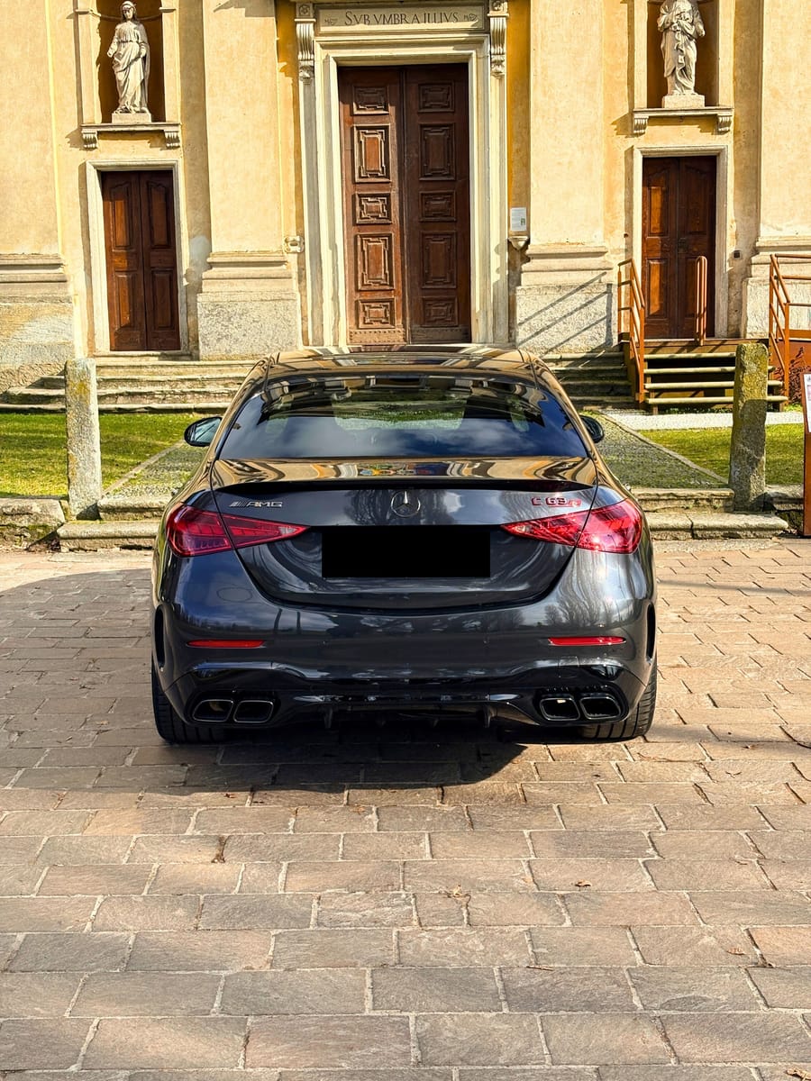 Noleggio Mercedes-AMG C 63 S E Performance a Milano — vista 1 di 2