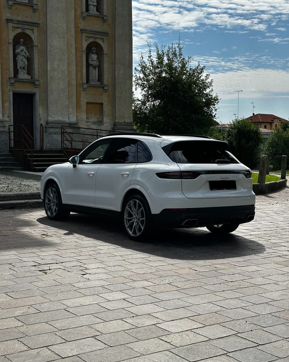 Noleggio Porsche Cayenne a Milano — vista 2 di 2