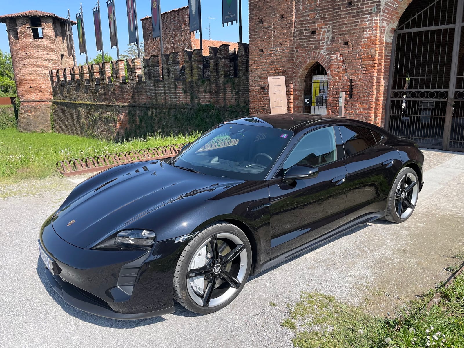 Noleggio Porsche Taycan a Milano — BLN Luxury Rent
