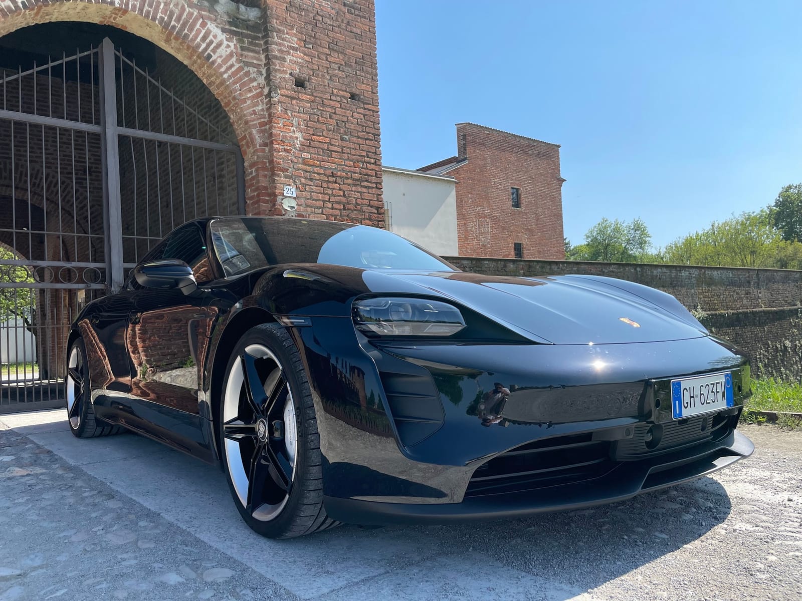Noleggio Porsche Taycan a Milano — vista 1 di 2