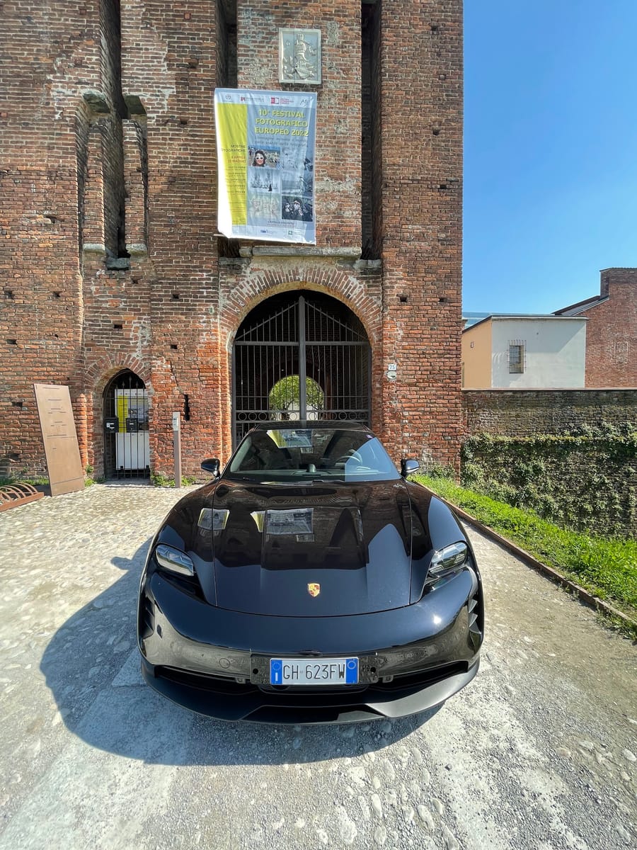 Noleggio Porsche Taycan a Milano — vista 2 di 2