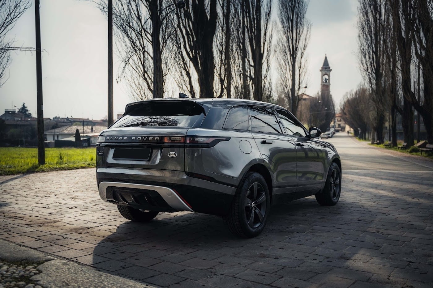 Noleggio Range Rover Velar a Milano — vista 2 di 3
