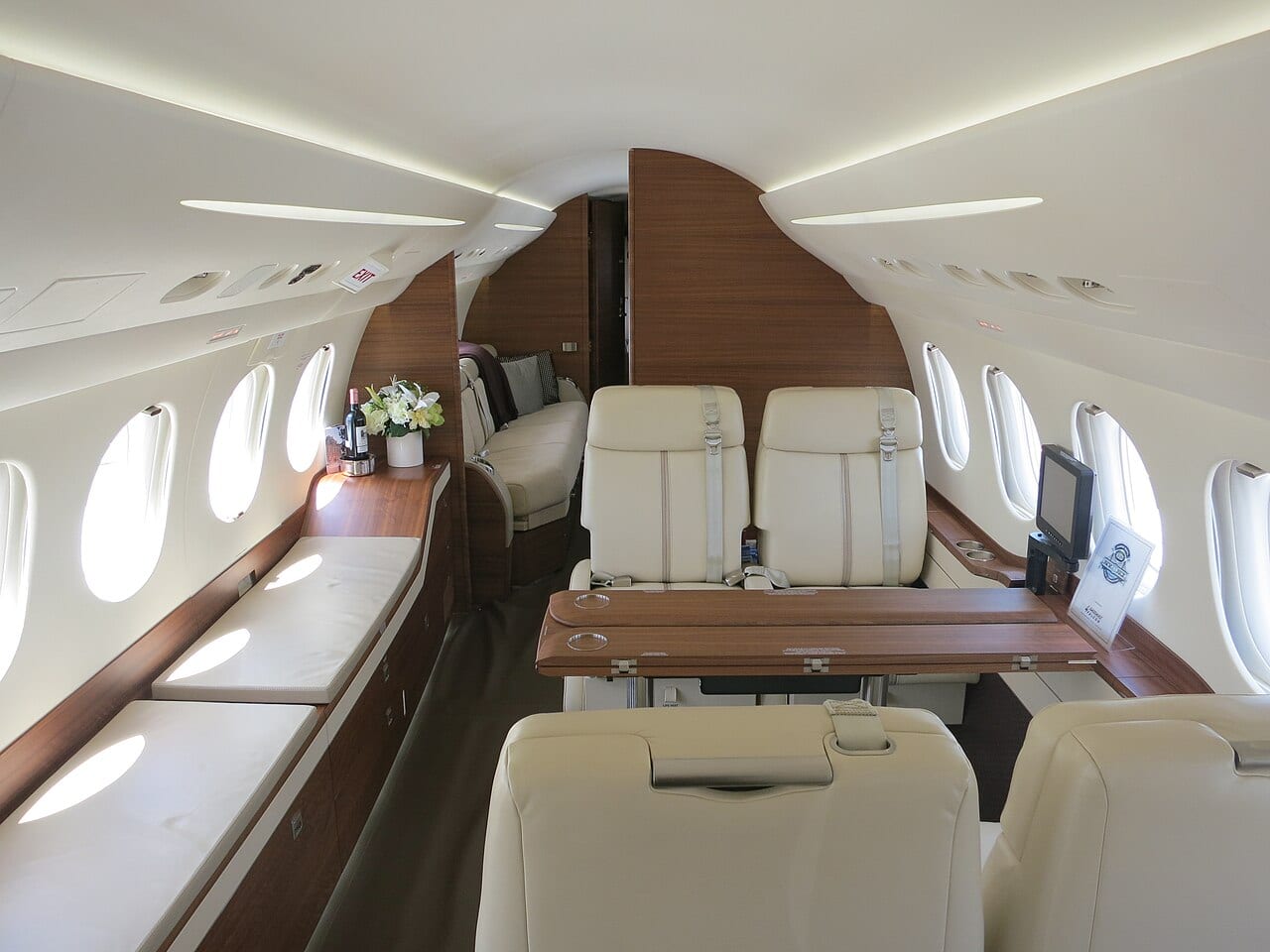 Cabina spaziosa di un jet privato con poltrone in pelle